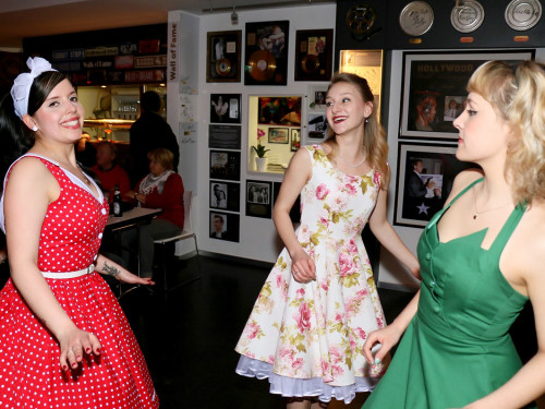 Tanzparty mit DJ und 50er Outfitpremierung – Foto 30
