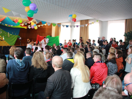  Frühlingsfest Zirkusvorstellung Einweihung des Spielplatzes – Foto 10