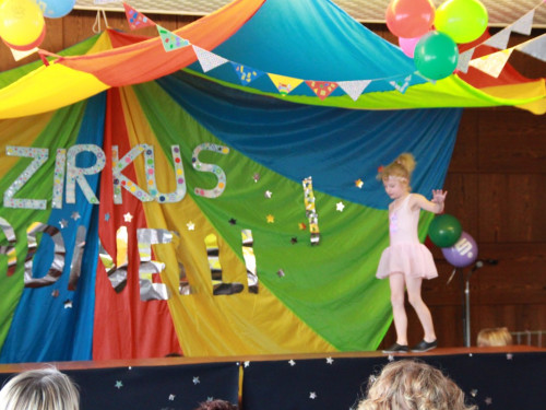  Frühlingsfest Zirkusvorstellung Einweihung des Spielplatzes – Foto 12