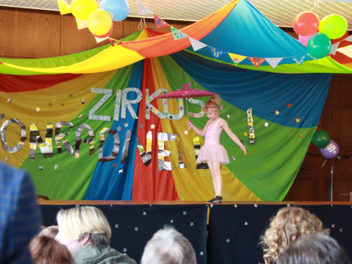  Frühlingsfest Zirkusvorstellung Einweihung des Spielplatzes – Foto 13