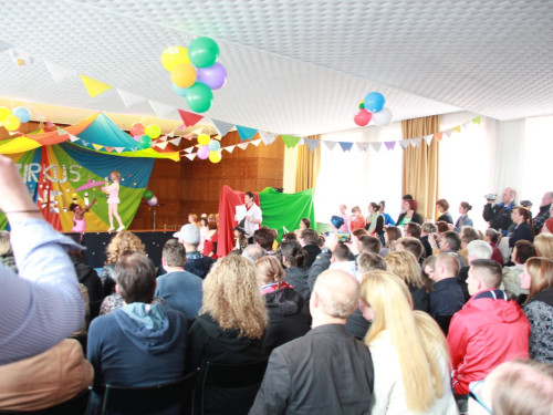  Frühlingsfest Zirkusvorstellung Einweihung des Spielplatzes – Foto 24