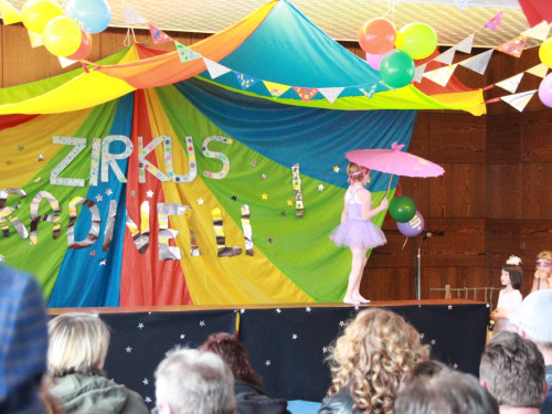  Frühlingsfest Zirkusvorstellung Einweihung des Spielplatzes – Foto 28