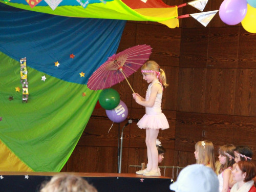  Frühlingsfest Zirkusvorstellung Einweihung des Spielplatzes – Foto 33