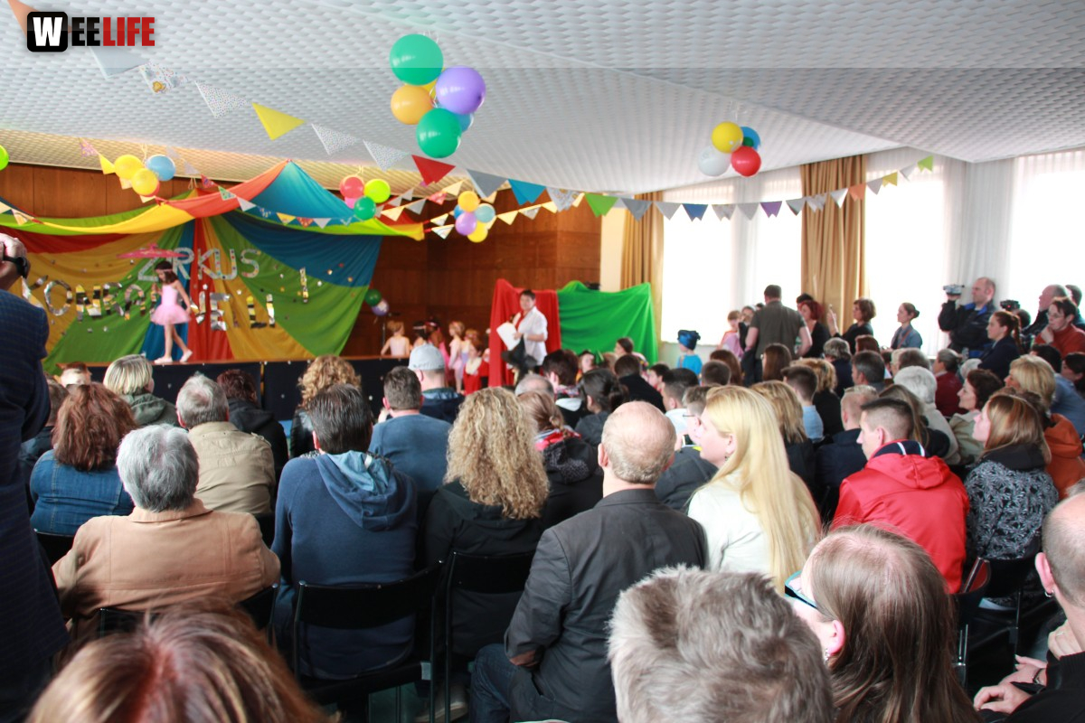  Frühlingsfest Zirkusvorstellung Einweihung des Spielplatzes