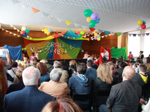  Frühlingsfest Zirkusvorstellung Einweihung des Spielplatzes – Foto 53