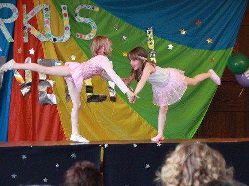  Frühlingsfest Zirkusvorstellung Einweihung des Spielplatzes – Foto 57