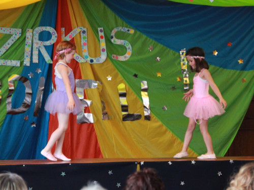  Frühlingsfest Zirkusvorstellung Einweihung des Spielplatzes – Foto 59