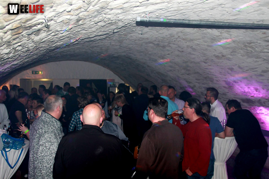 Meinel Weißbierparty Schwarz-Weiß mit DJ Chris Mü