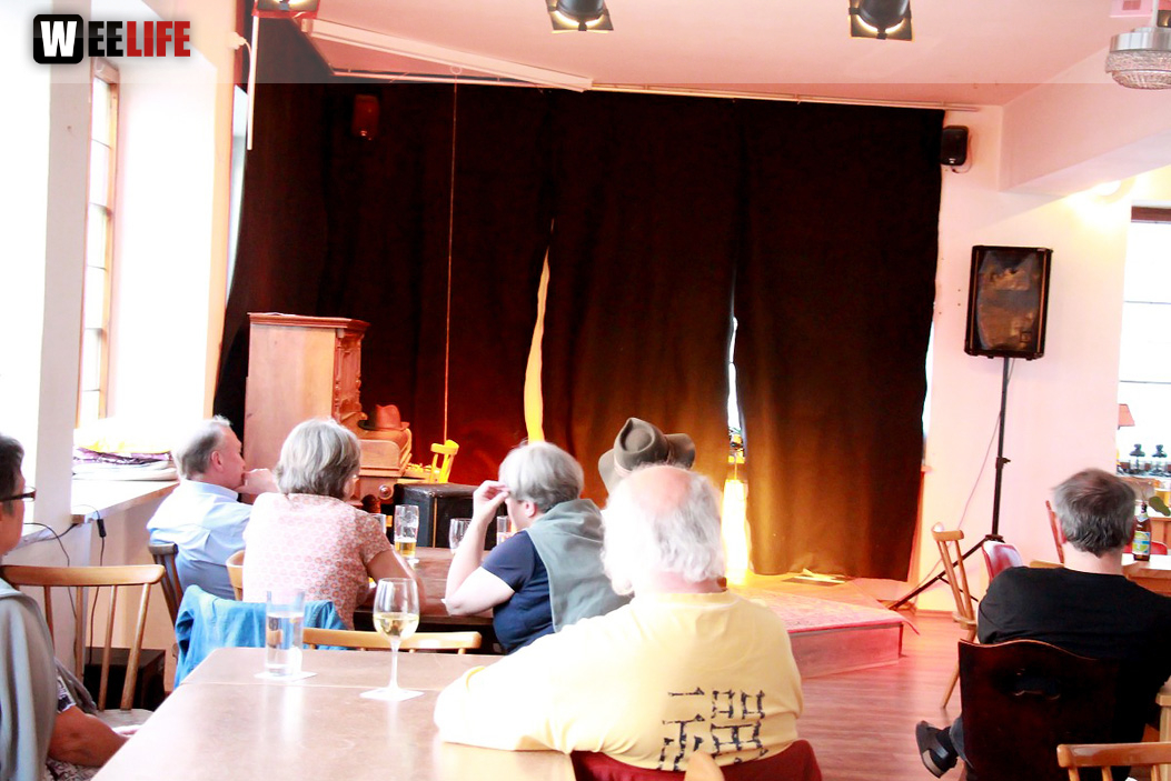 G7 Kunstperfomence mit Roland Spranger