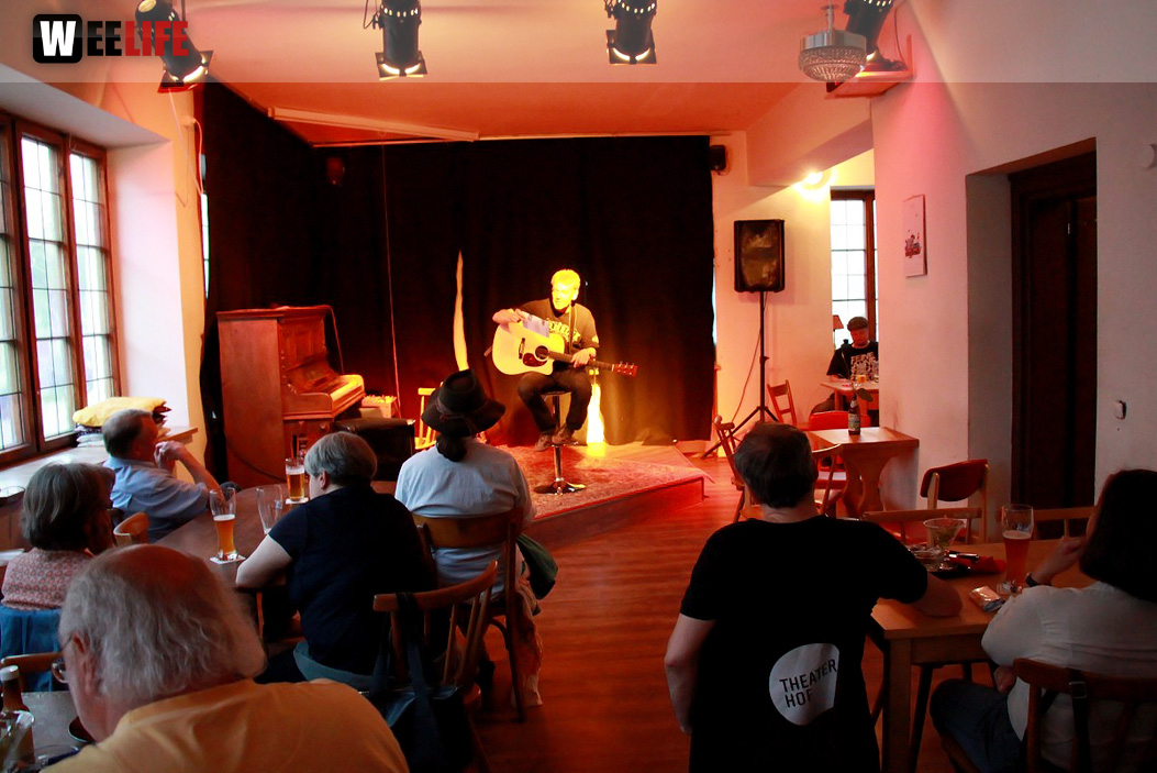 G7 Kunstperfomence mit Roland Spranger