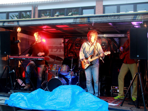 InnenHofKonzert Route No.9 Eisteich Bite the Beagle Angerschule 11.6.2015 – Foto 23