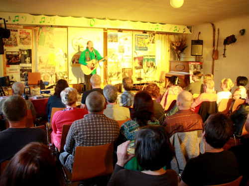 Konzert Mitch Walking Elk Wade Fernandez – Foto 2