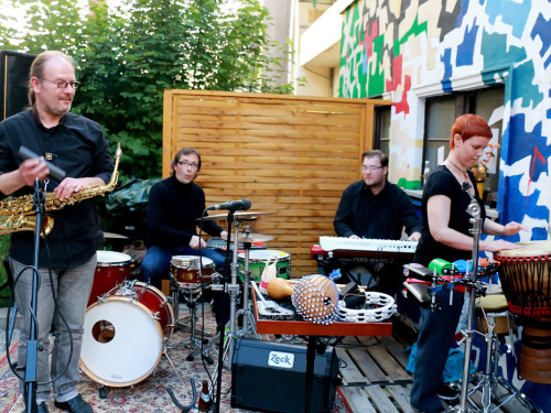 InnenhofKonzert MENNO Gerys Flotter Dreier Klangschnitz KKH Band – Foto 29