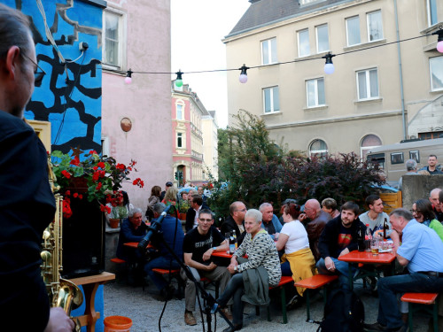 InnenhofKonzert MENNO Gerys Flotter Dreier Klangschnitz KKH Band – Foto 43