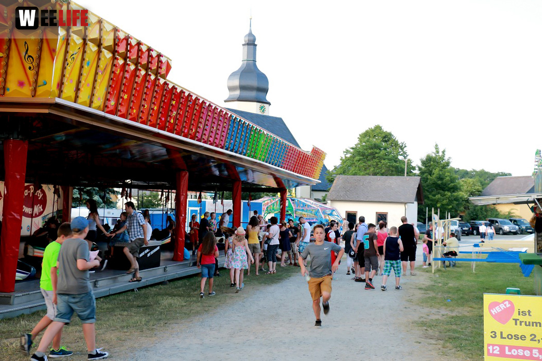 150 Jahre Wiesenfest Berg mit histroische Wiesenspiele Töpener Blasmusik