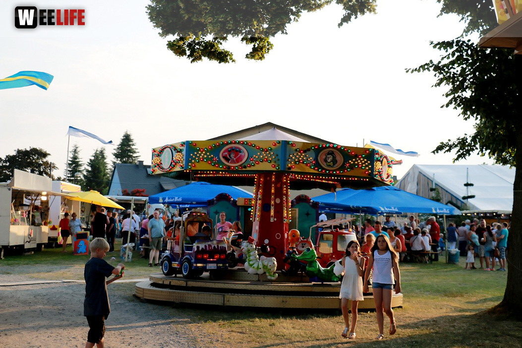 150 Jahre Wiesenfest Berg mit histroische Wiesenspiele Töpener Blasmusik