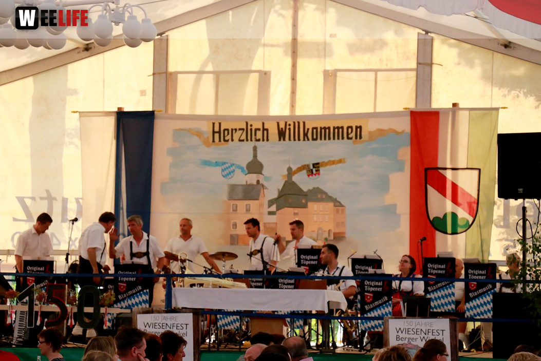 150 Jahre Wiesenfest Berg mit histroische Wiesenspiele Töpener Blasmusik