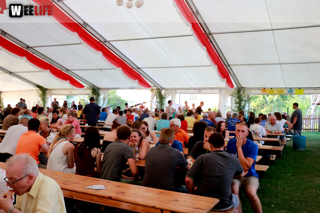150 Jahre Wiesenfest Berg mit histroische Wiesenspiele Töpener Blasmusik