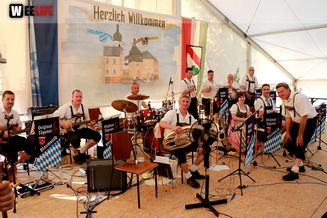 150 Jahre Wiesenfest Berg mit histroische Wiesenspiele Töpener Blasmusik