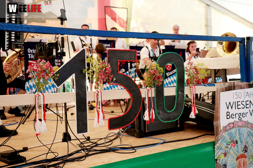 150 Jahre Wiesenfest Berg mit histroische Wiesenspiele Töpener Blasmusik