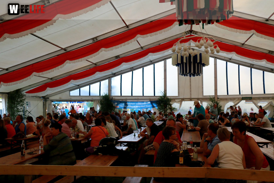 150 Jahre Wiesenfest Berg mit histroische Wiesenspiele Töpener Blasmusik