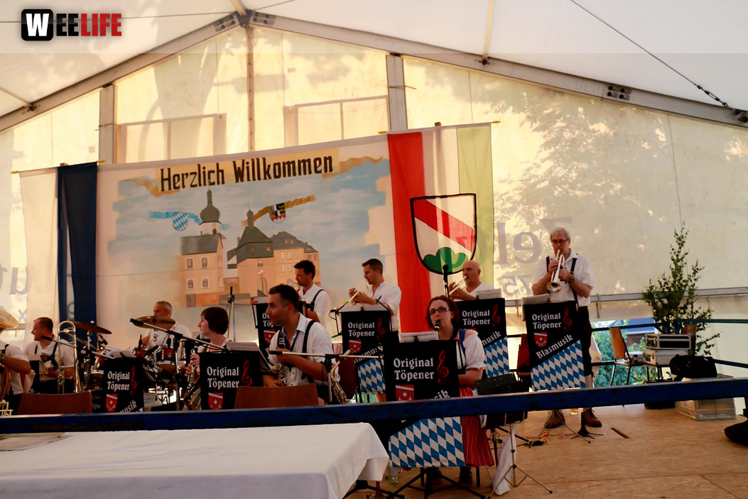 150 Jahre Wiesenfest Berg mit histroische Wiesenspiele Töpener Blasmusik
