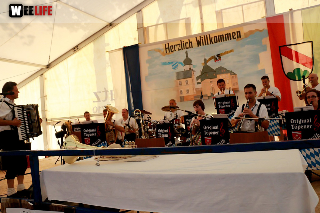 150 Jahre Wiesenfest Berg mit histroische Wiesenspiele Töpener Blasmusik