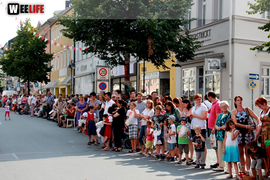 103. Hofer Volksfest 1. Tag Umzug Zuschauer