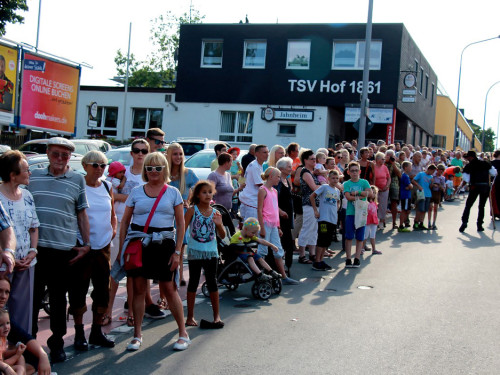 103. Hofer Volksfest 1. Tag Umzug Zuschauer – Foto 85