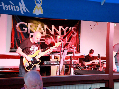 Granny\'s Pearl im Biergarten – Foto 3