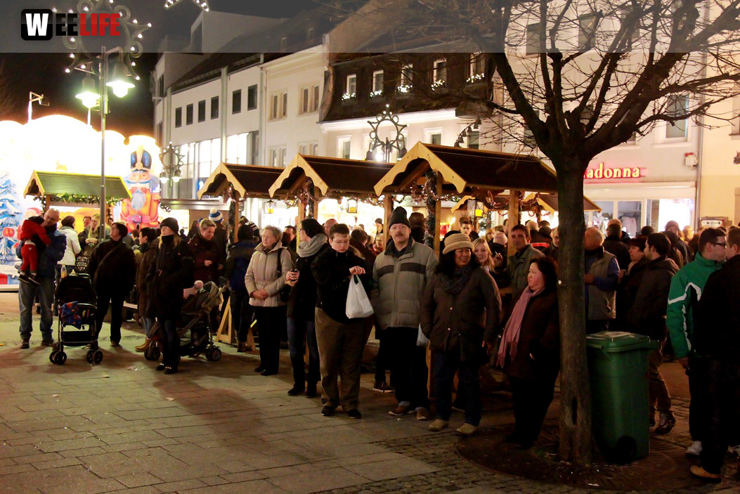 Hofer Weihnachtswelt mit Feuerspucker Chariash