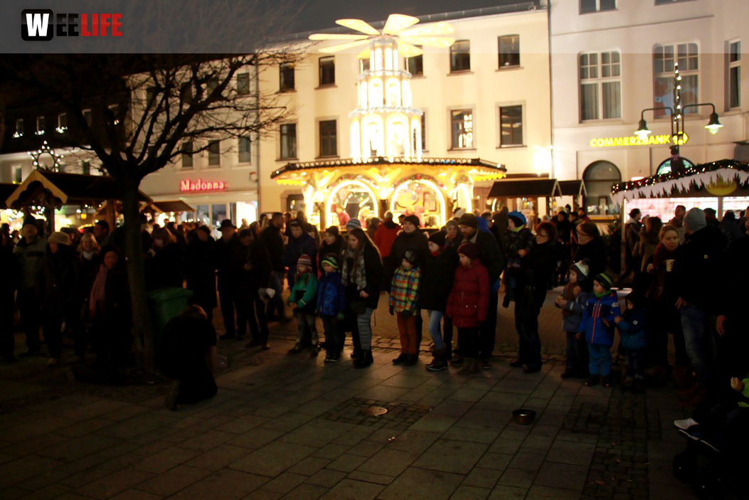 Hofer Weihnachtswelt mit Feuerspucker Chariash