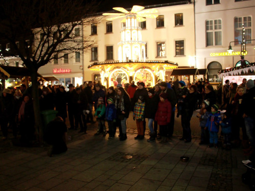 Hofer Weihnachtswelt mit Feuerspucker Chariash – Foto 3