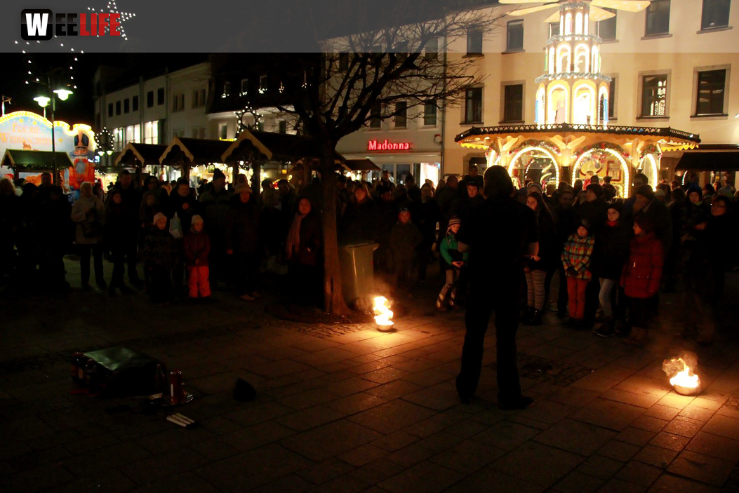 Hofer Weihnachtswelt mit Feuerspucker Chariash