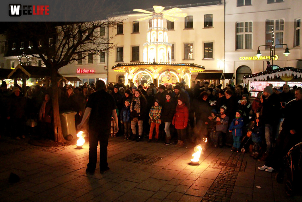 Hofer Weihnachtswelt mit Feuerspucker Chariash