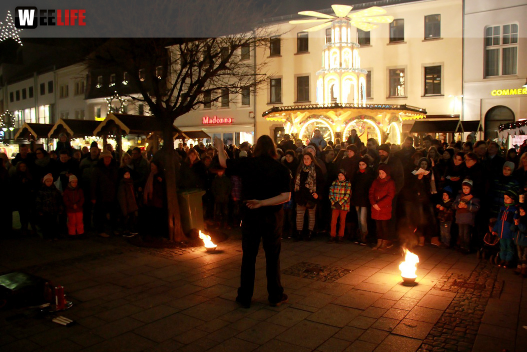 Hofer Weihnachtswelt mit Feuerspucker Chariash