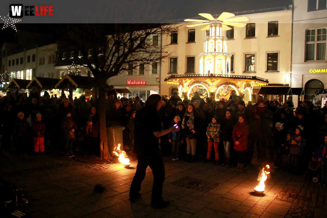 Hofer Weihnachtswelt mit Feuerspucker Chariash