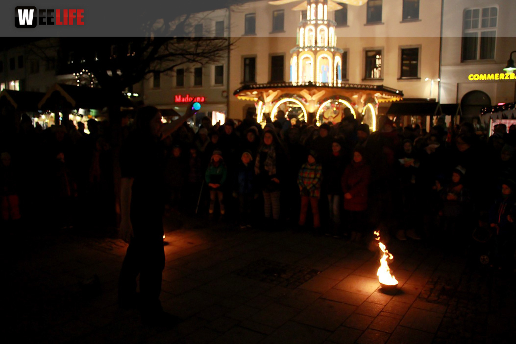 Hofer Weihnachtswelt mit Feuerspucker Chariash