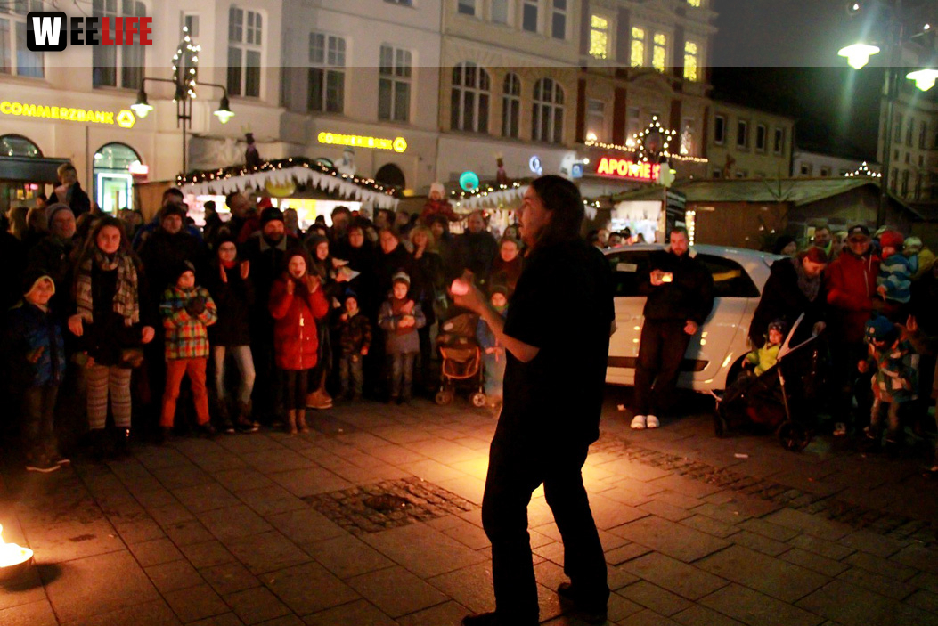 Hofer Weihnachtswelt mit Feuerspucker Chariash