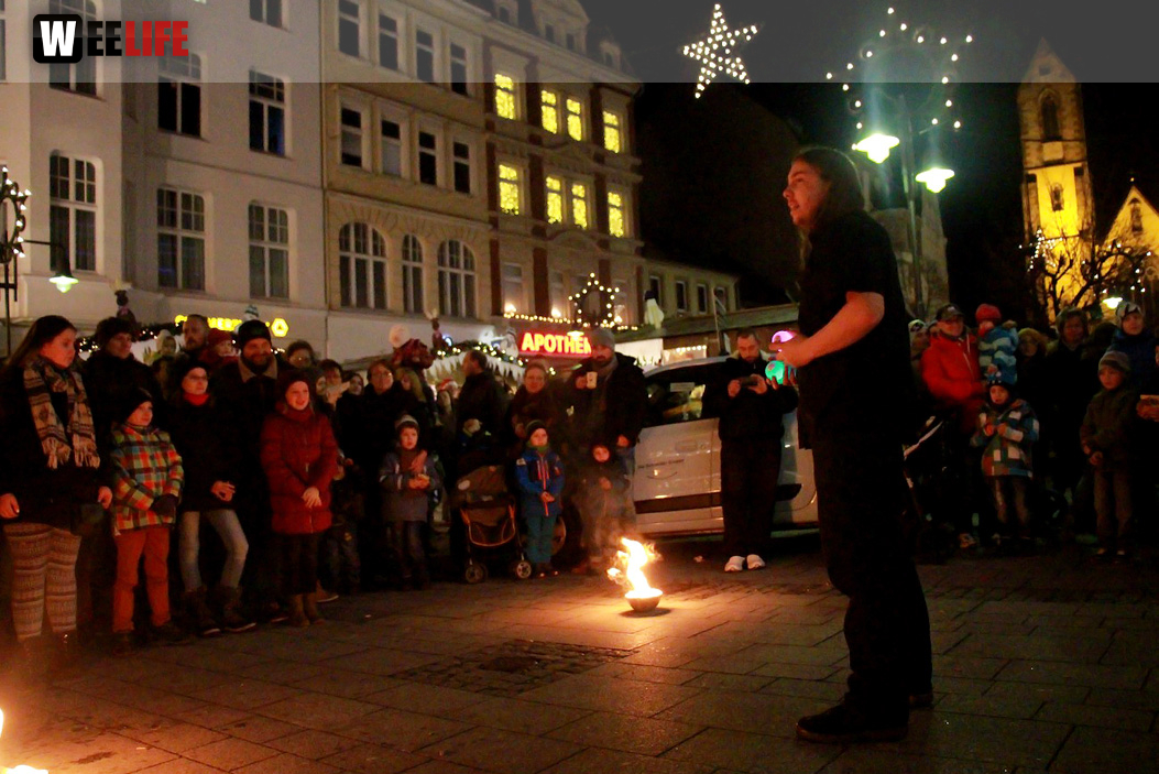 Hofer Weihnachtswelt mit Feuerspucker Chariash