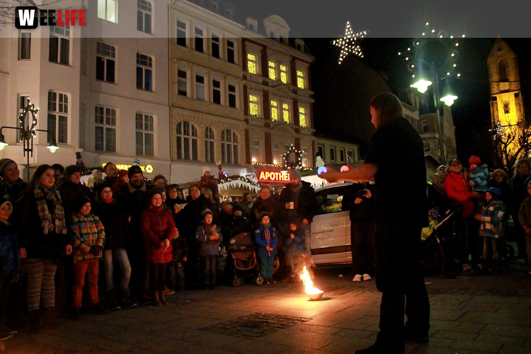 Hofer Weihnachtswelt mit Feuerspucker Chariash