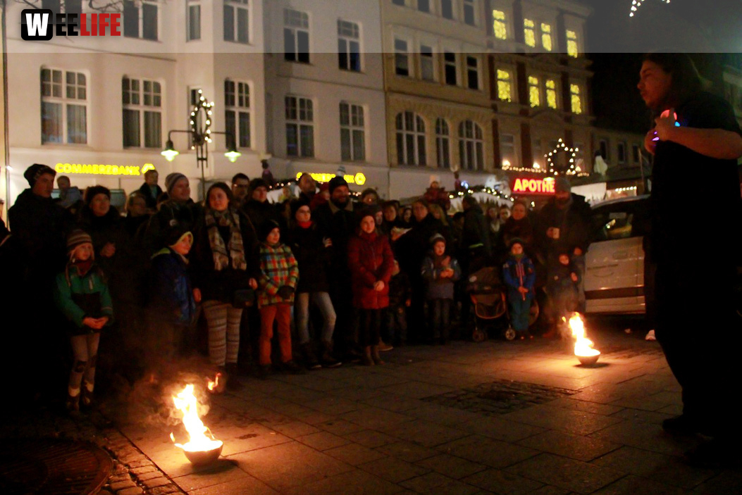 Hofer Weihnachtswelt mit Feuerspucker Chariash
