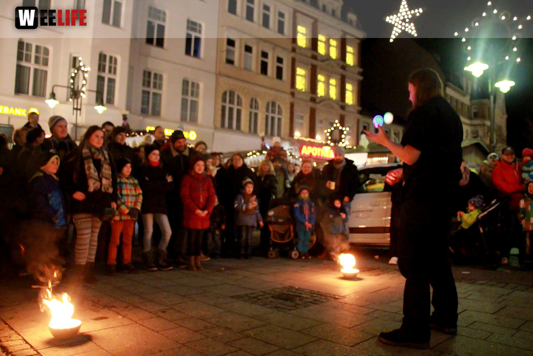 Hofer Weihnachtswelt mit Feuerspucker Chariash