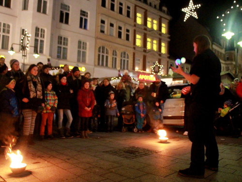 Hofer Weihnachtswelt mit Feuerspucker Chariash – Foto 16