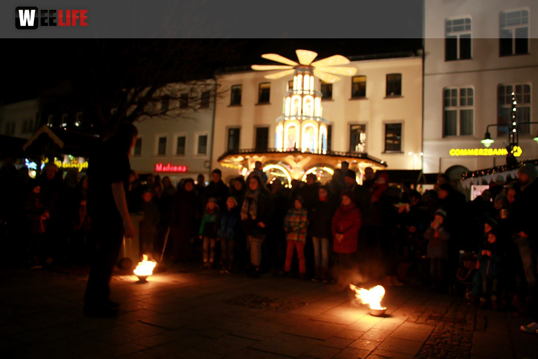 Hofer Weihnachtswelt mit Feuerspucker Chariash