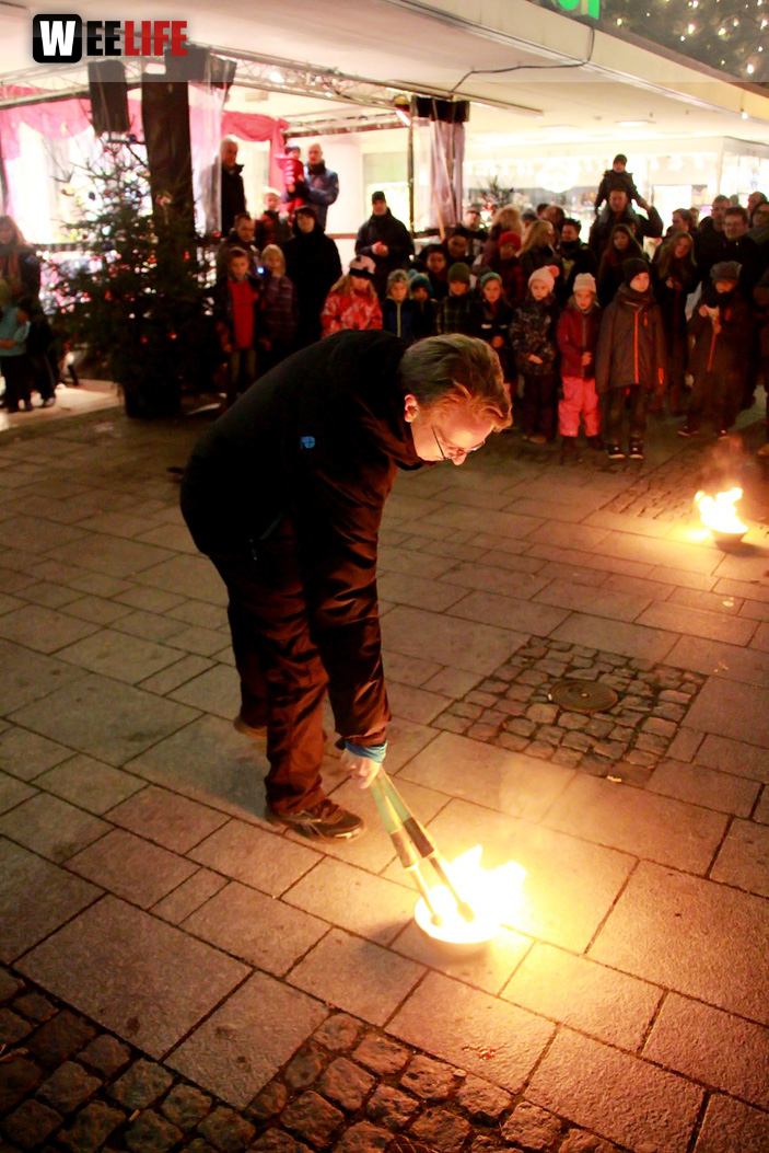 Hofer Weihnachtswelt mit Feuerspucker Chariash