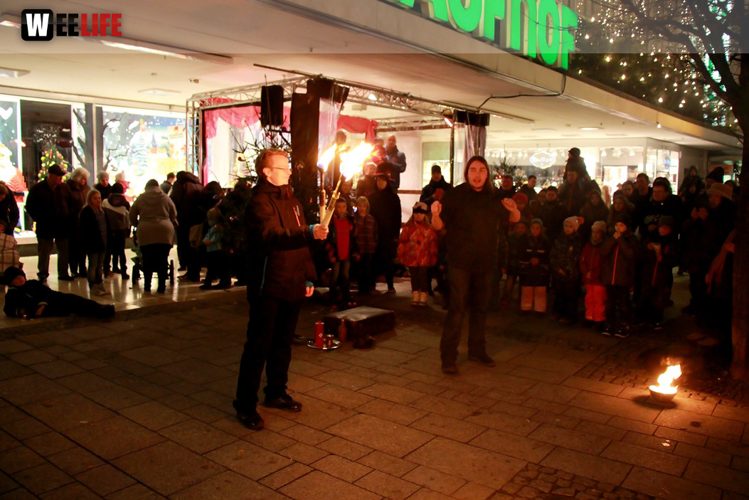 Hofer Weihnachtswelt mit Feuerspucker Chariash
