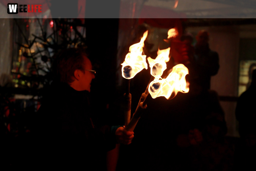Hofer Weihnachtswelt mit Feuerspucker Chariash