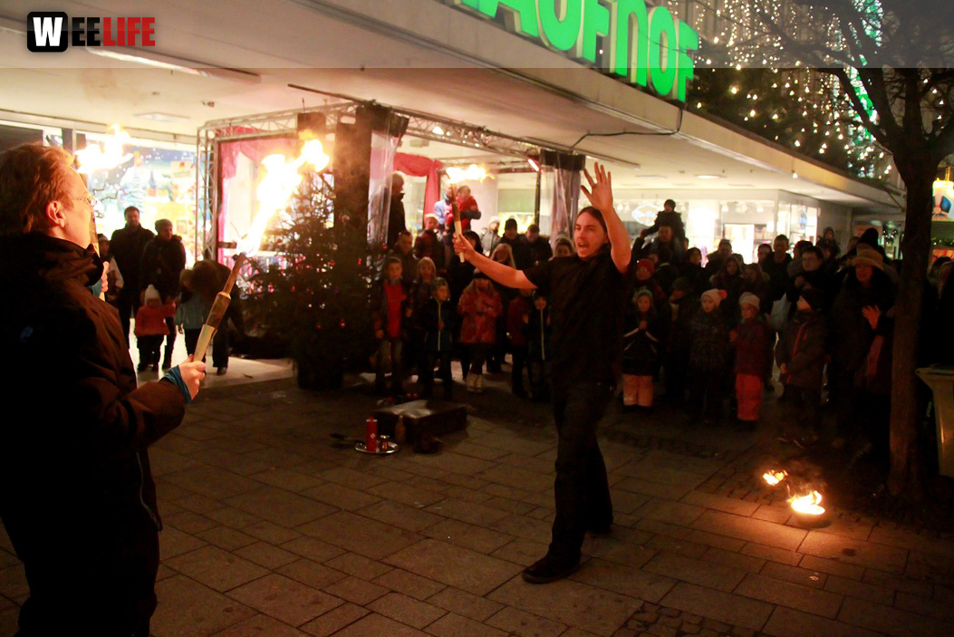 Hofer Weihnachtswelt mit Feuerspucker Chariash