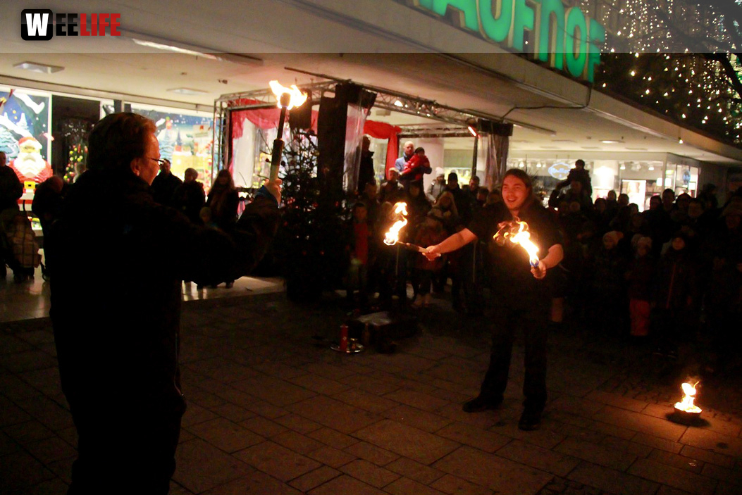 Hofer Weihnachtswelt mit Feuerspucker Chariash